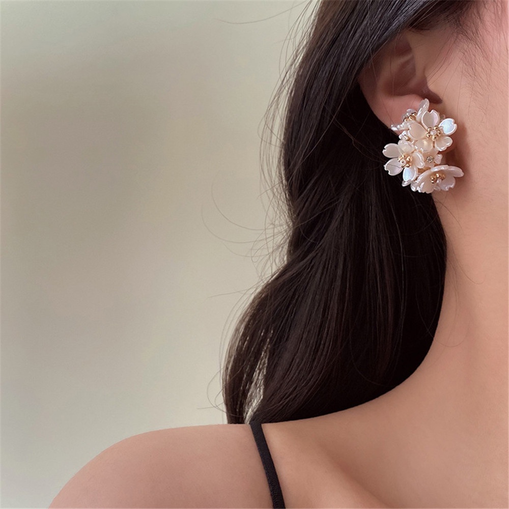 Anting Bentuk C Desain Bunga Gaya Elegan Untuk Wanita