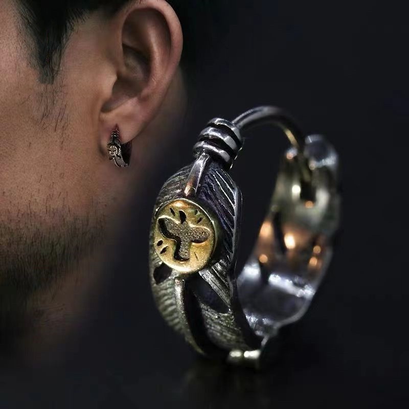 Anting Desain Bulu Elang Bahan Kuningan Warna Silver Gaya Rock Untuk Pria