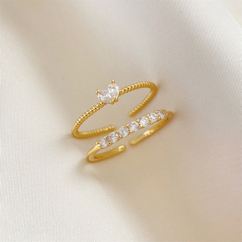 2pcs / Set Cincin Zircon Bentuk Hati Warna Emas Untuk Wanita