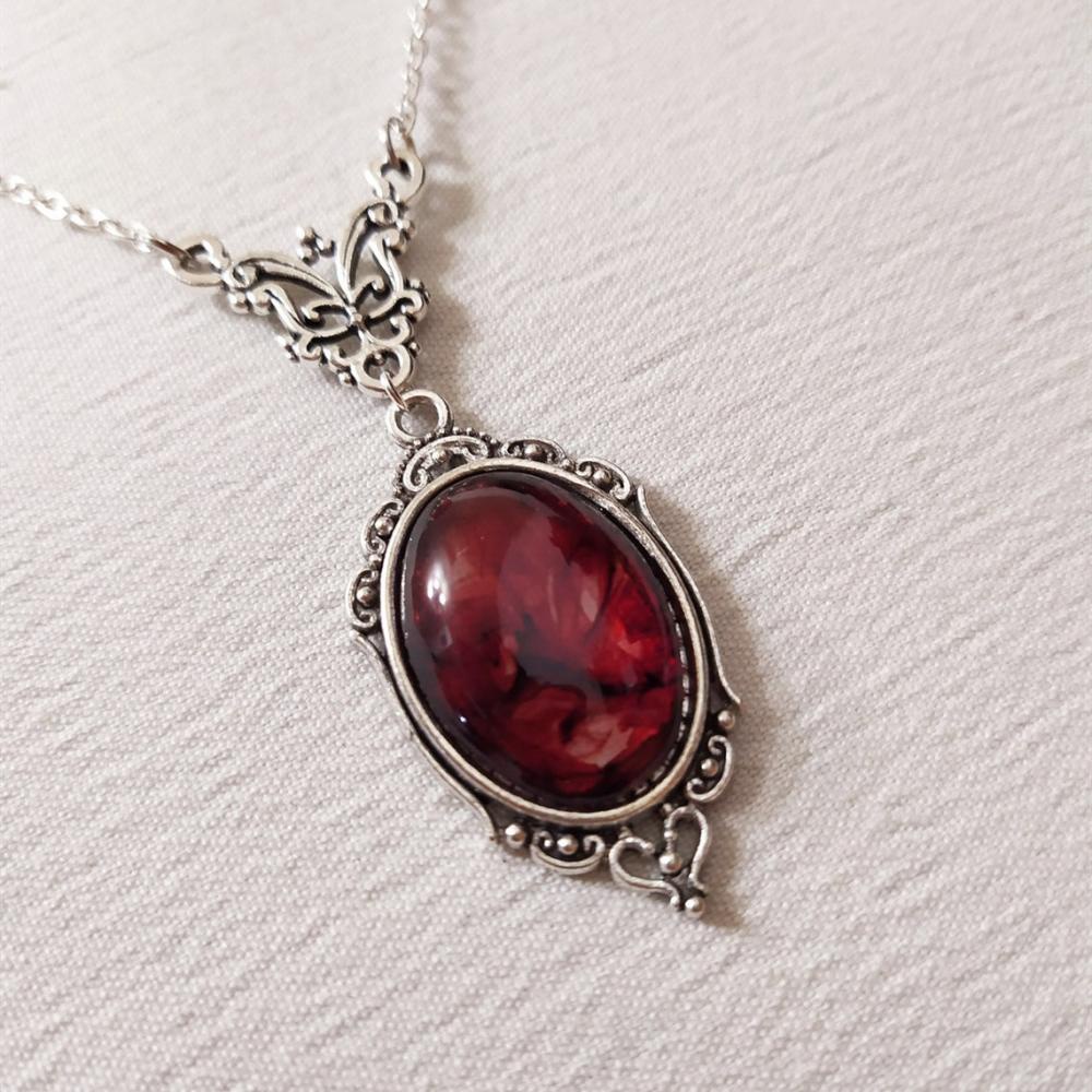 Kalung Rantai Lapis Silver Dengan Liontin Kupu-Kupu Hias Batu Ruby Oval Vintage Untuk Wanita / Halloween