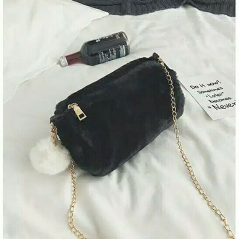 Tas Selempang Wanita Bahan Bulu | Tas Selempang Helly Pom | Bahan Bulu import dari korea | Murah Bisa COD