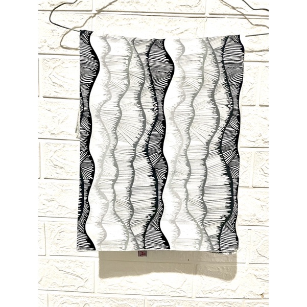 hijab segiempat motif gelombang warna hitam abu-abu putih