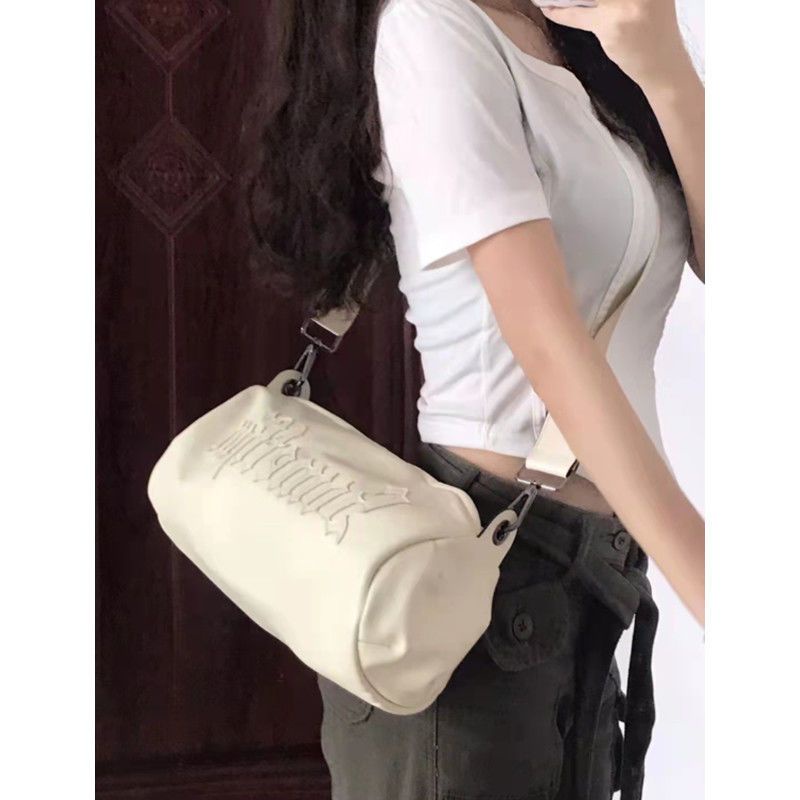 Sera Niche Gothic Huruf Stiker Bordir Kasual Warna Solid Messenger Tas Silinder Wanita 2022 Baru Satu Bahu Messenger Tas Pasang