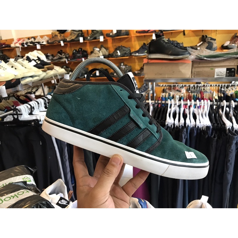 SEPATU ADIDAS BEKAS BRANDED ORIGINAL, UKURAN 42,5