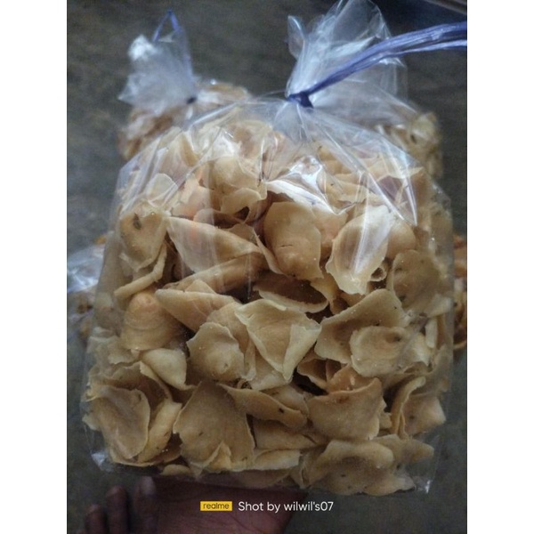 

Snack / Keripik Enak / Keripik Bawang Gurih Krispi / Kue Bawang 1/2kg