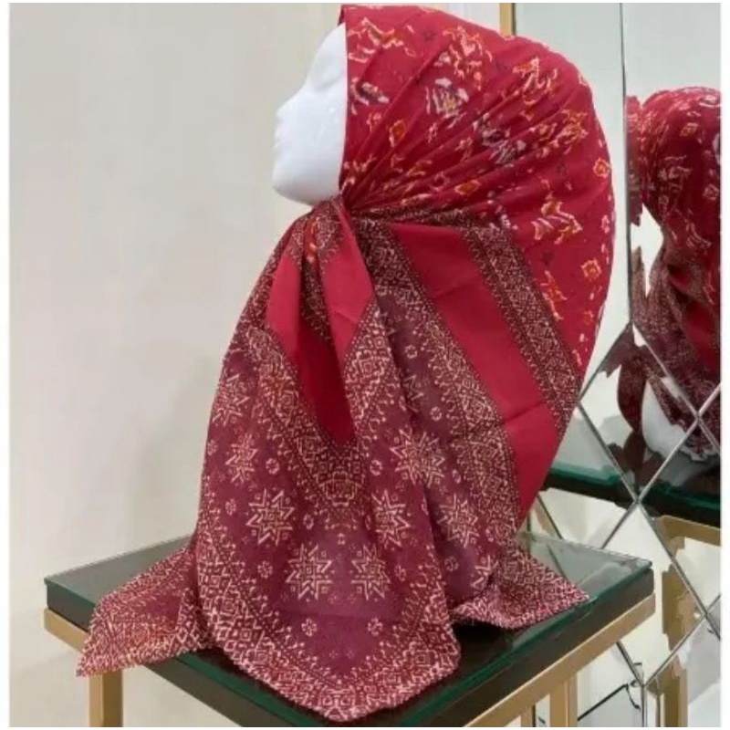 Hijab Segi Empat Irina Merah
