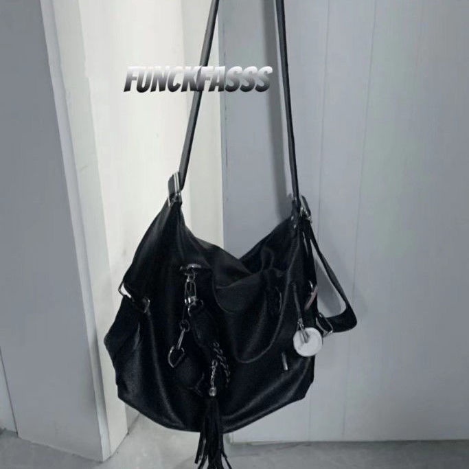 Sera funckfasss-week1-wanderer-tassel dark messenger bag tas khusus wanita tote bag berkapasitas besar