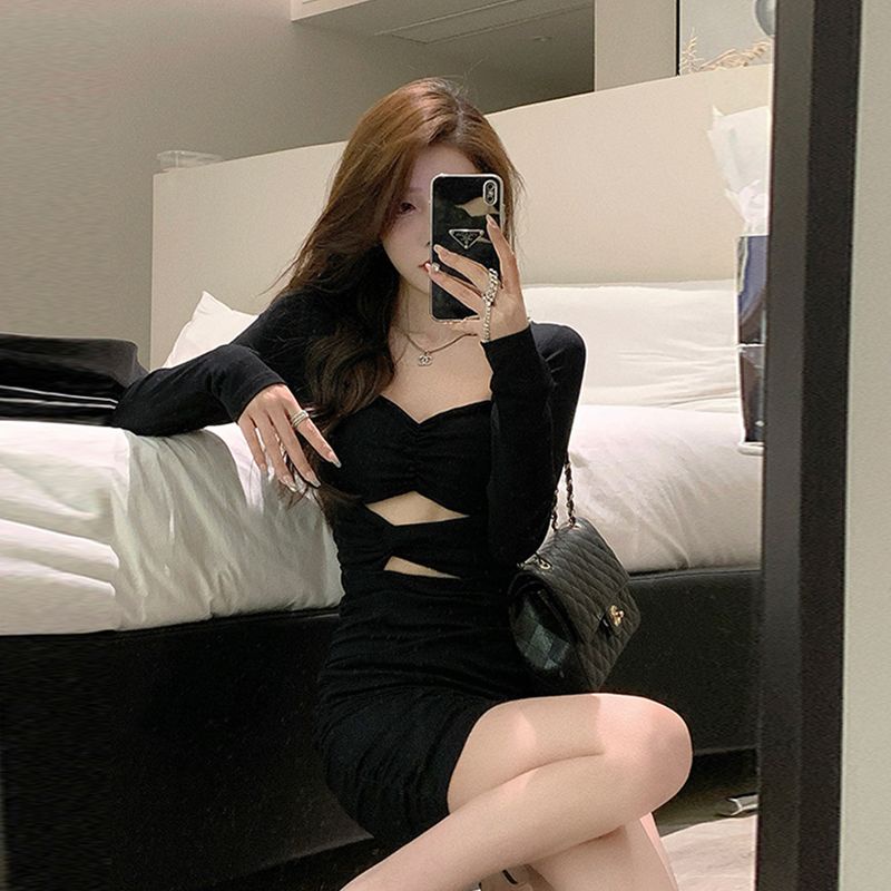 Suhao Pure Desire Style Hot Girl Hollow Outfit Ketat Paket Hip Dress 2022 Musim Gugur dan Musim Dingin Royal Sister Desain Rasa Lipatan Pelangsing Gaun Hitam Kecil