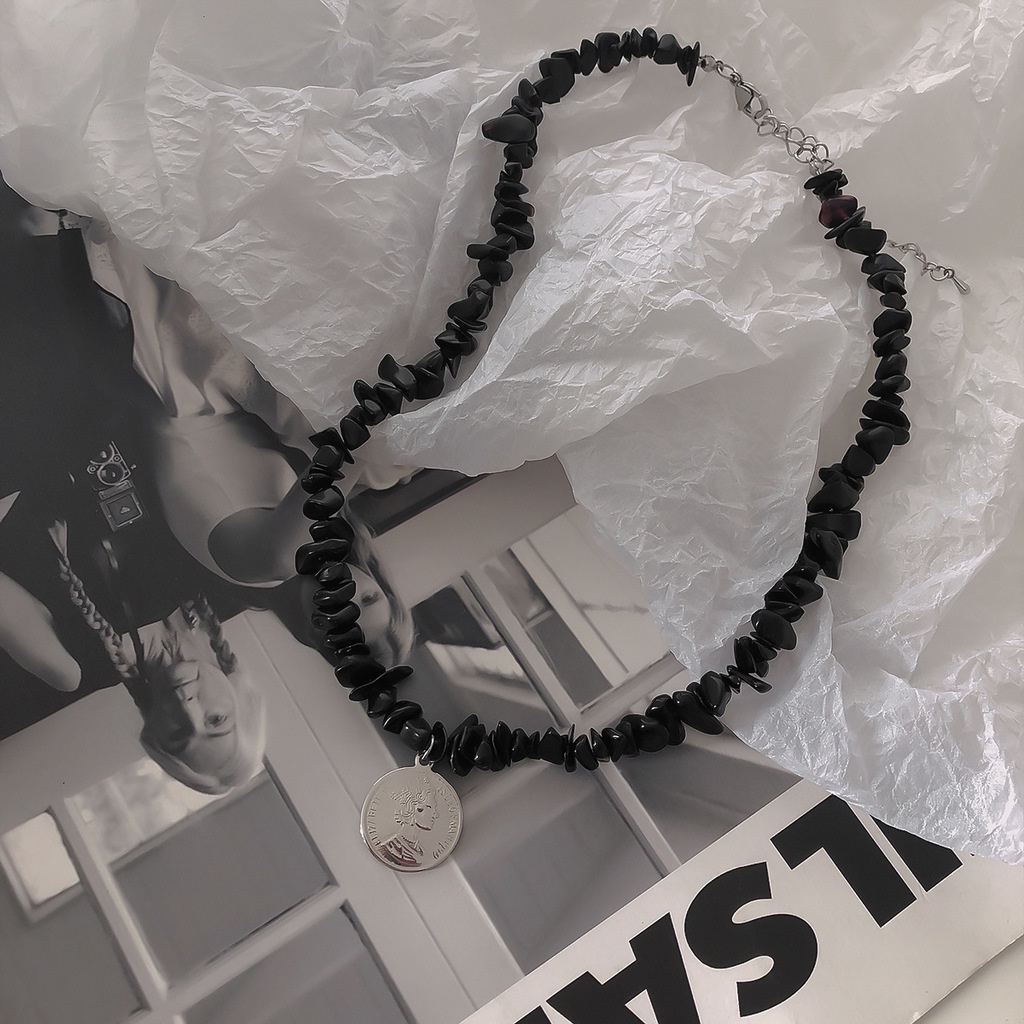 Kalung Rantai Dengan Liontin Bentuk Bulat Warna Hitam Gaya Vintage Untuk Wanita