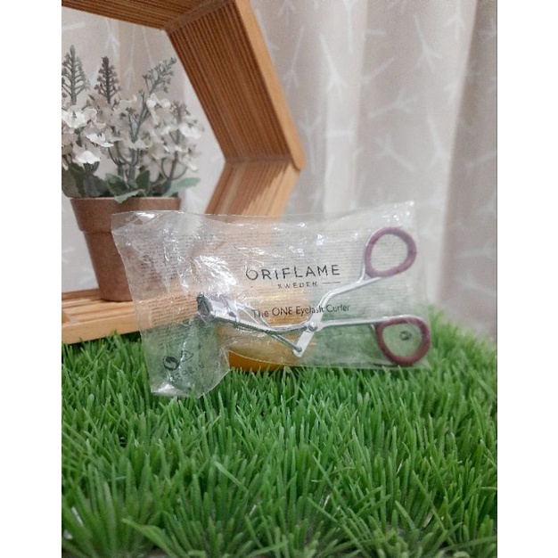 Jual The ONE Eyelash Curler Penjepit Bulu Mata Oriflame (Stock Pribadi) Shopee Indonesia
