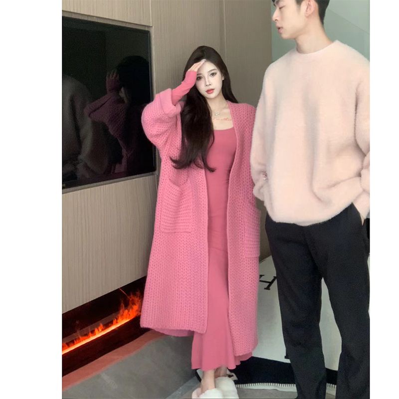 Gaya Frosty High-End Mawar Merah Merajut Setelan Rok Wanita Musim Gugur dan Musim Dingin Susu Lilin Sweater dengan Rok Drama Korea Dua Potong Set