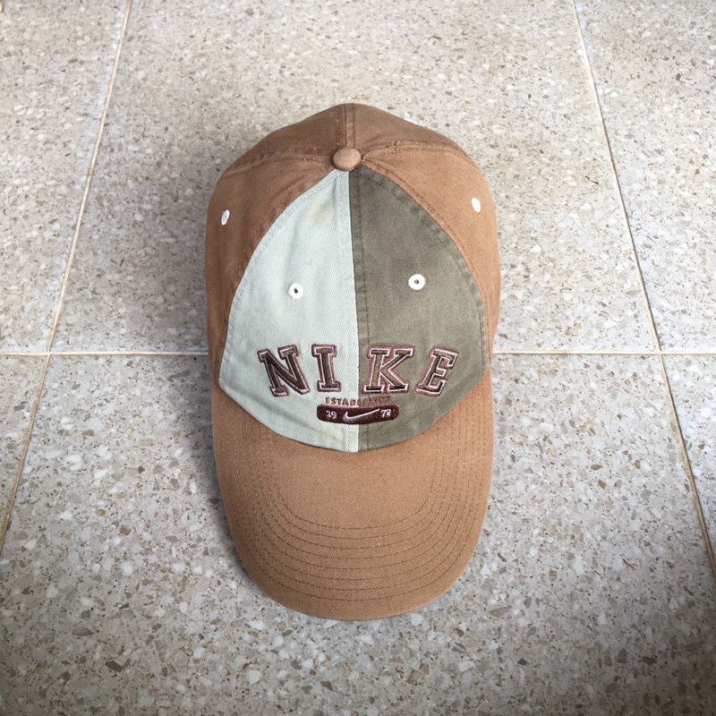 Topi Nike Spell out Y2k Brown