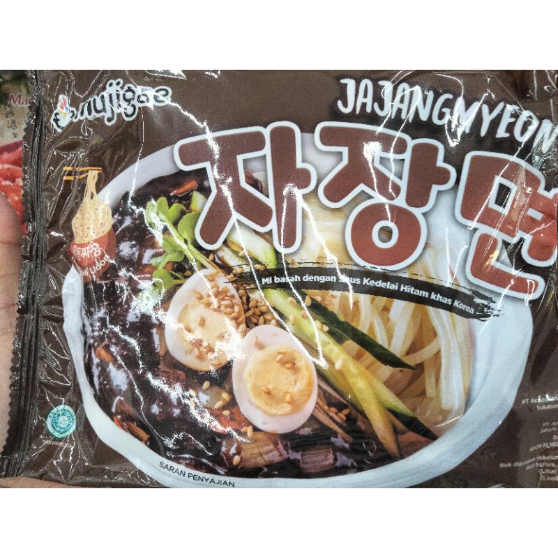 

Mujigae mie basah dengan saus kedelai hitam khas Korea