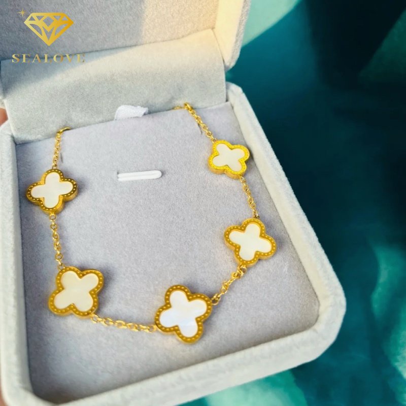 Gelang Tangan Titanium Motif Bunga Warna Emas Ala Korea Untuk Wanita Semanggi 4 kelopak