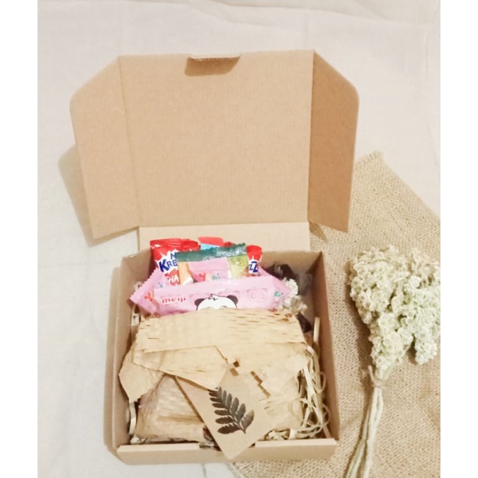 

Mini Gift Box Snack Hampers Leather Leaf A