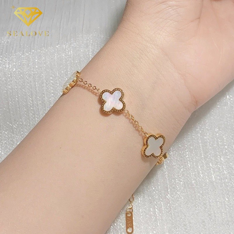Gelang Tangan Titanium Motif Bunga Warna Emas Ala Korea Untuk Wanita Semanggi 4 kelopak