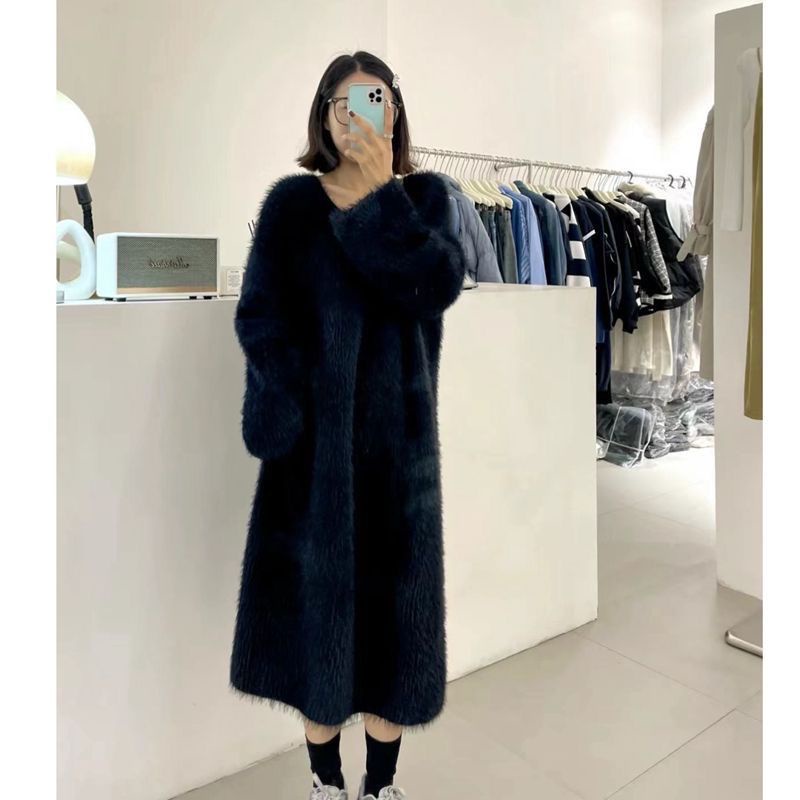 Malas angin lembut putih V-neck over-the-knee sweater dress wanita musim gugur dan musim dingin baru 2022 cerpelai bulu bulu gaun panjang wanita