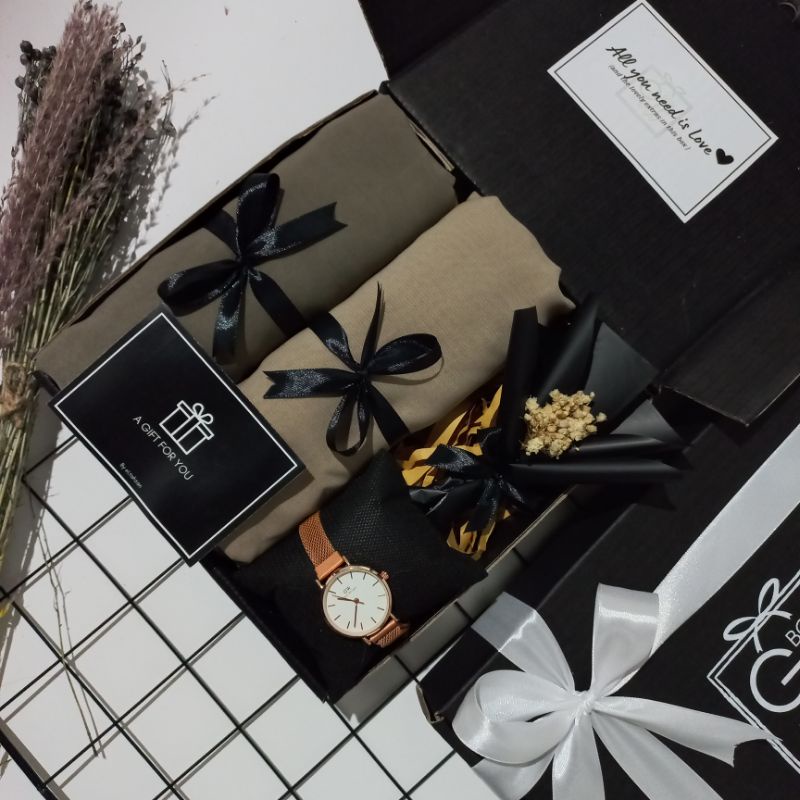 HAMPERS CEWEK HAMPERS HIJAB SEGIEMPAT GIFT BOX CEWEK KADO ULANG TAHUN HADIAH WISUDA