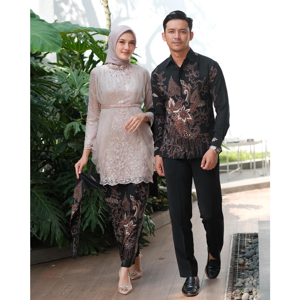 AZKANA BATIK - Kebaya Batik Couple Lalita Brokat Tulle Furing Satin Mix Payet Mutiara Allsize Kemeja Pria Lengan Panjang Size M,L,XL