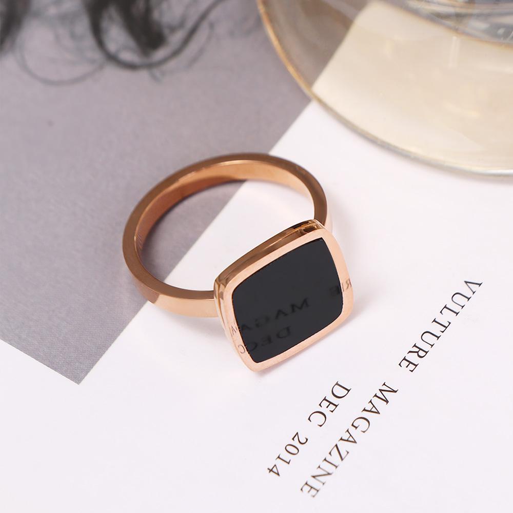 Agustina Wanita Gelang Emas Menawan Rantai Tebal Persegi Retro Unisex Liontin Kalung