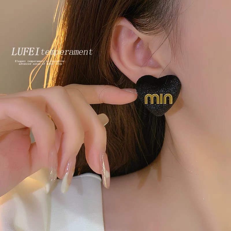 Anting Bentuk Hati Bahan Velvet Warna Hitam Gaya Retro Untuk Wanita