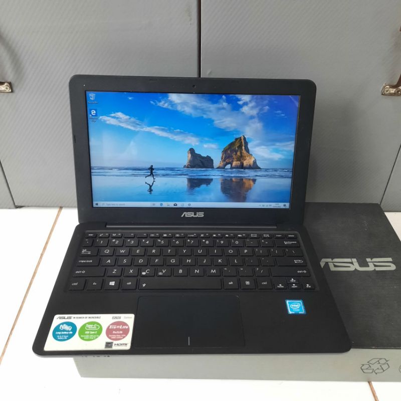 Notebook Asus E202S intel Celeron N3050  Windows 10 mulus SIAP PAKAI