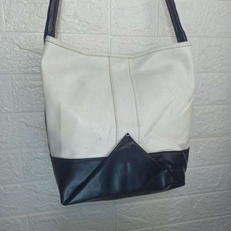 Tas Selempang Hitam Putih Kulit Mix Medium