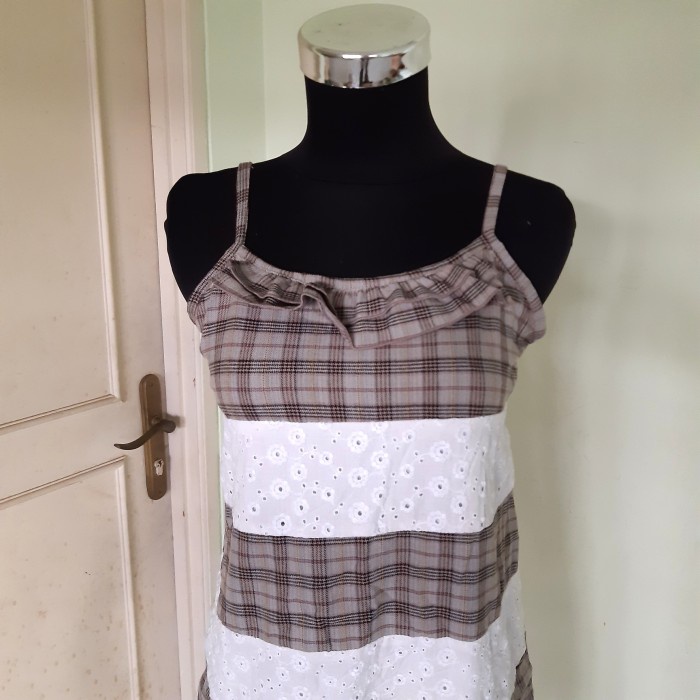 Midi Dress Setrip Pola Kotak Gray Krem dan Putih Renda Bunga