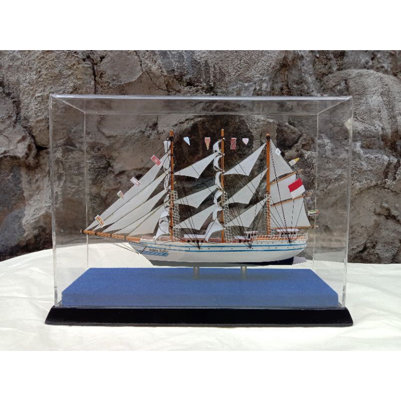 hiasan pajangan decoratif miniatur kapal Bima suci