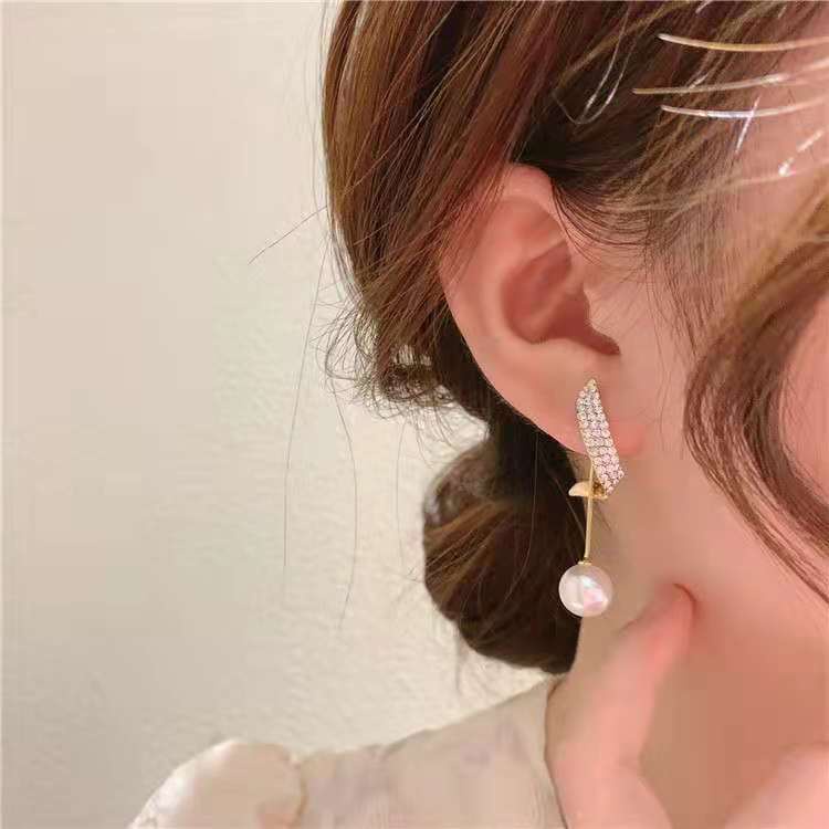 Anting Tusuk Gantung Warna Gold Hias Kristal / Mutiara Untuk Wanita