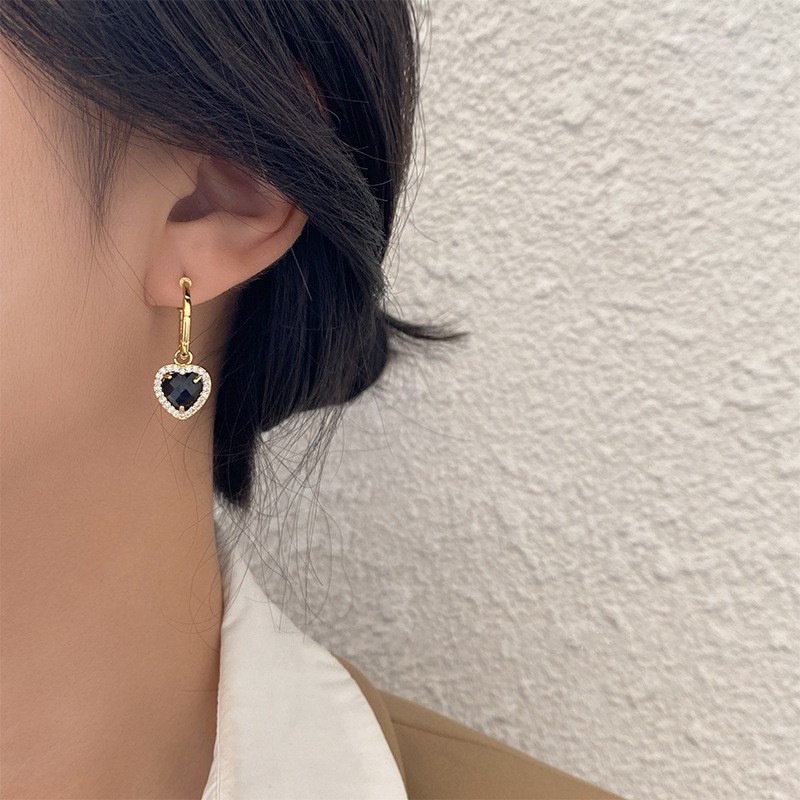 Anting Zircon Bentuk Hati Warna Hitam Gaya Korea Retro Untuk Aksesoris