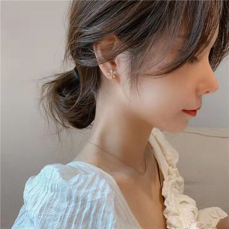 Anting Tusuk Motif Bunga Daisy Kecil Simple Ala Jepang Untuk Wanita