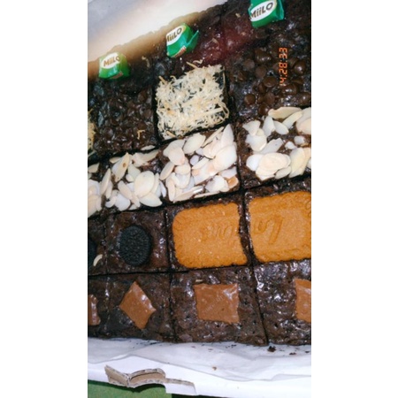 

Termurah se-Shopee!!! Fudgy Brownies dark chocolate full topping 25 pcs uk 20×20, Topping Cadburry, Silverqueen, Oreo, Lotus Biscoff, Chocolatechip, Cheese, Almond, Milo cube