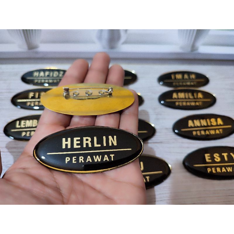 

Nametag kuningan lapis resin magnet peniti