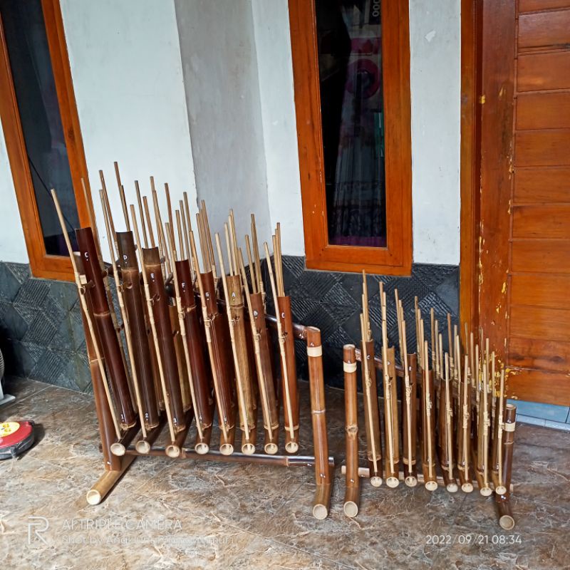 Angklung 2 oktaf nada Rendah & nada sedang jumlah 8 nada 3 tabung bambu hitam, nada ( C - C )