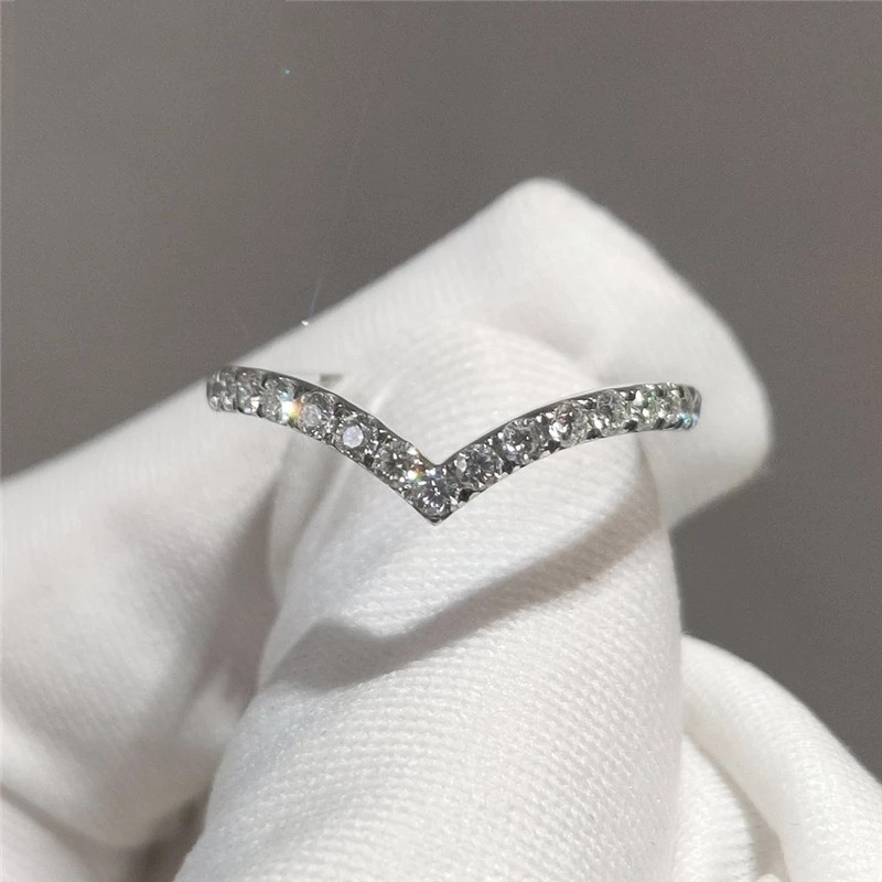 Cincin Berlian Bentuk V Warna Silver Gaya Korea Untuk Wanita