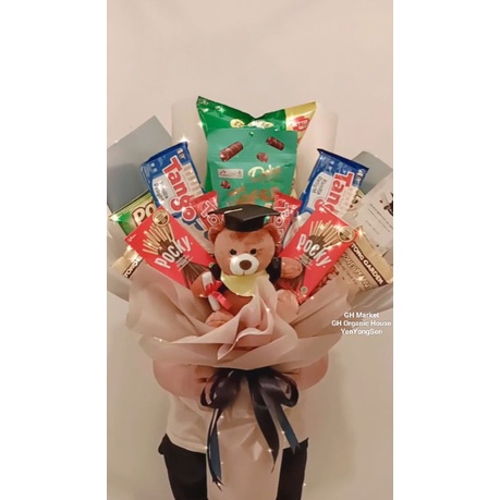 

Buket Snacks Wisuda Kado Graduation Free Greeting Cards / Hampers Gift