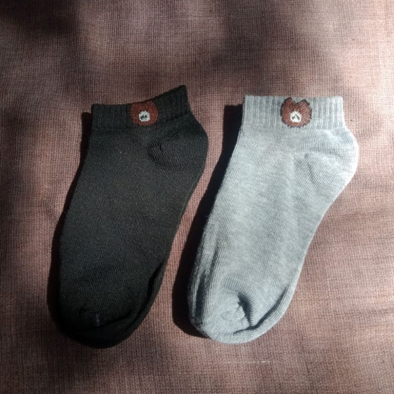 Kaos kaki sekolah beruang