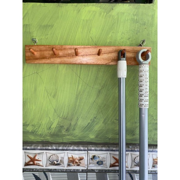 GANTUNGAN BAJU KAYU DINDING