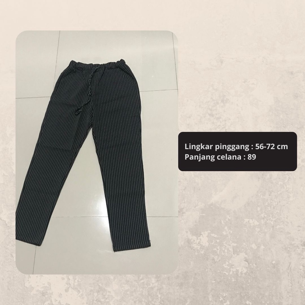 Celana kain wanita hitam, motif pin stripe, dengan karet di pinggang