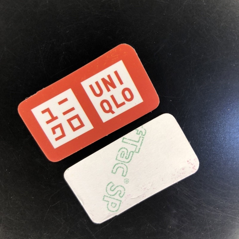 

STIKER UNIQLO REDD TAG HANGTAG CO 1X DI KIRIM 600PCS