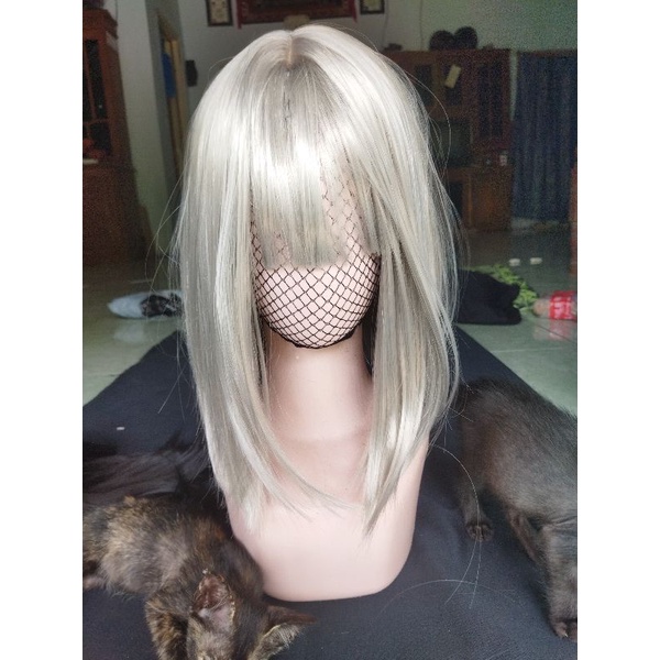 Wig wanita silver pendek lurus berponi putih nenek