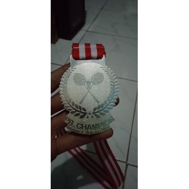 Medali Badminton Bentuk