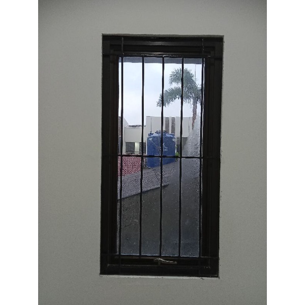 Tralis besi minimalis