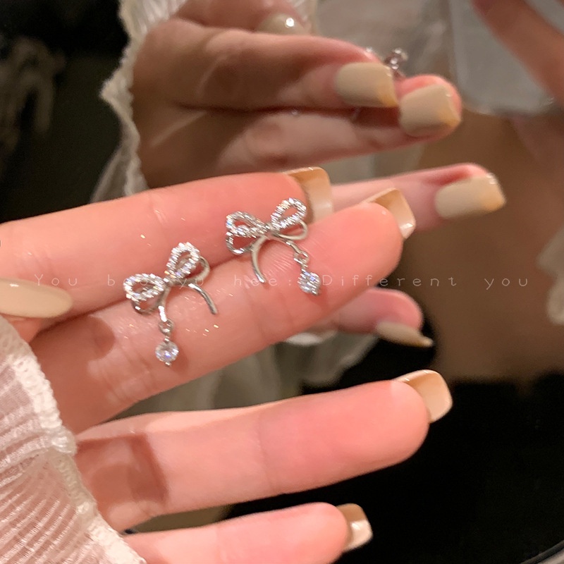 YEEZII Kalung Choker Rantai Liontin Pita Hias Kristal Warna Silver Untuk Wanita