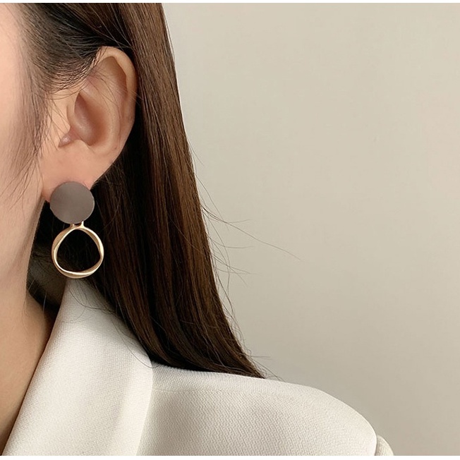 Nada Hitam Ready Stock Pengiriman Cepat Anting Klip Telinga Gadis Tanpa Tindik Anting Perempuan French Retro Classy Influencer Earrings2023 Niche Baru High-End Anting Sederhana