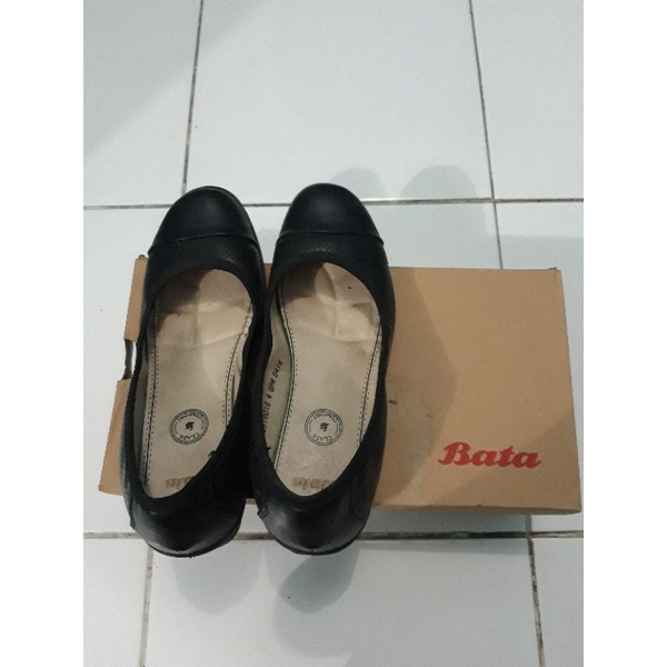 sepatu fantofel hitam merk Bata