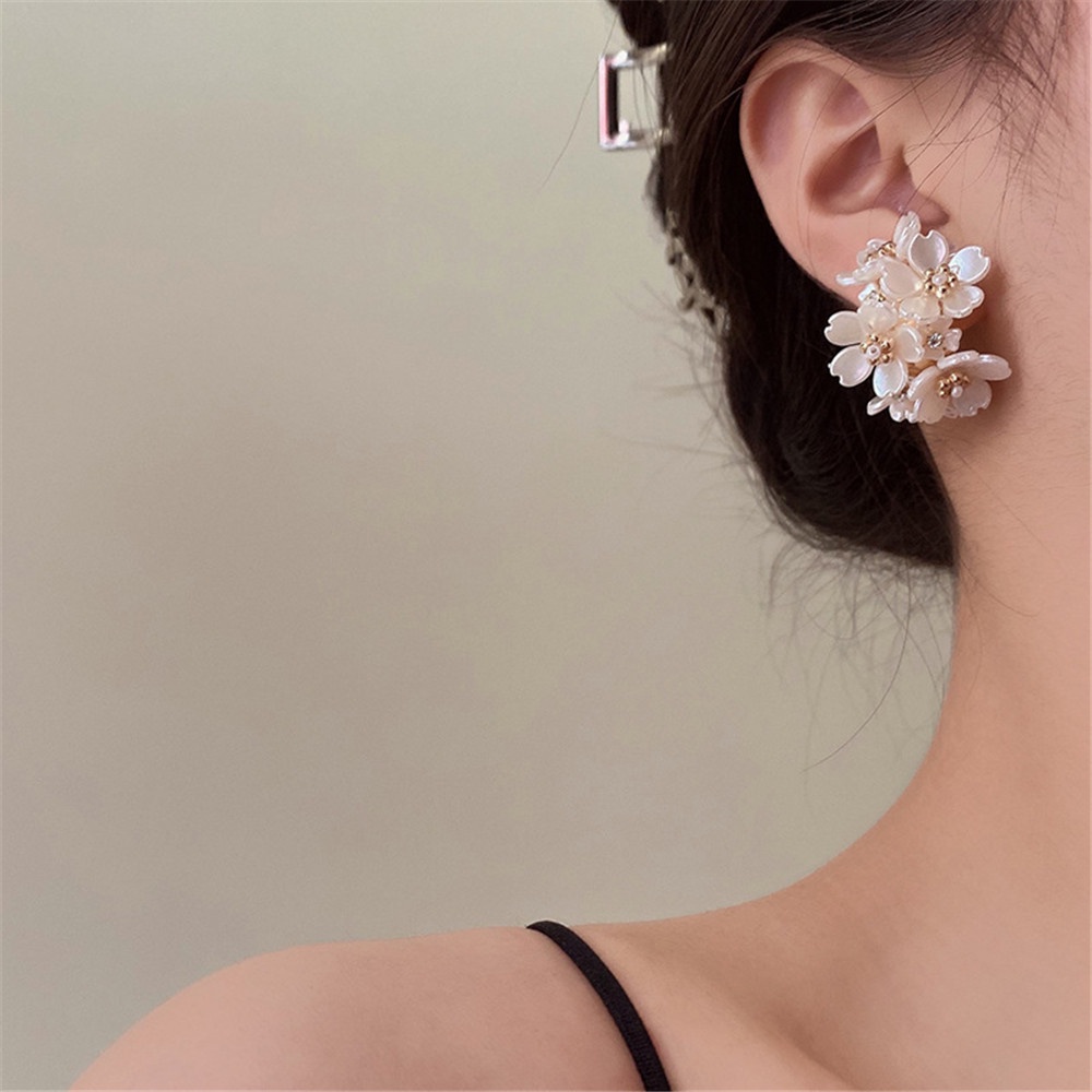 Anting Bentuk C Desain Bunga Gaya Elegan Untuk Wanita