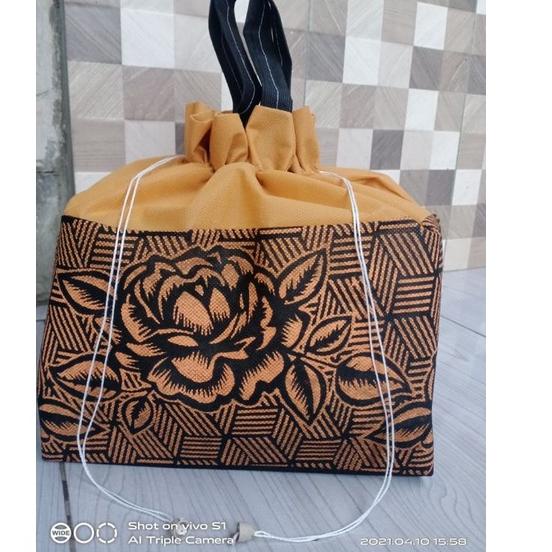 

Lebih Meriah tas serut motif bawah 22x22 box/hajatan