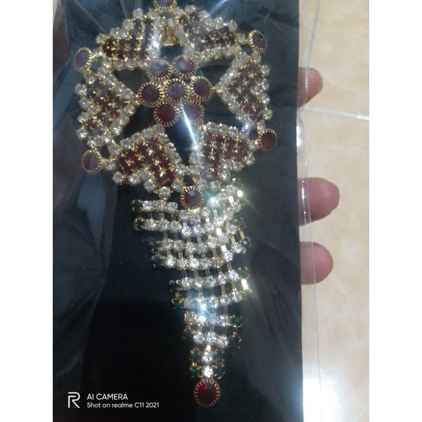 Bross mewah besar kebaya